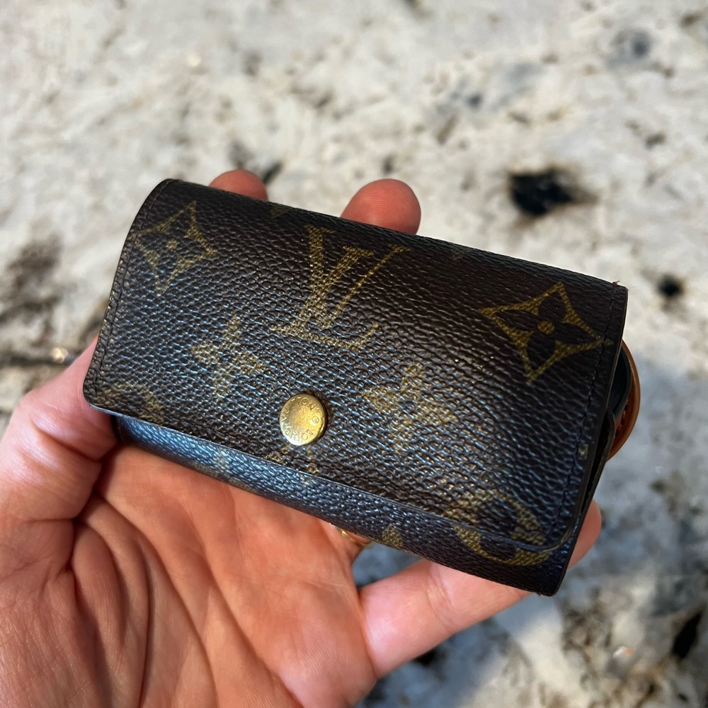 EUC Louis Vuitton authentic 6 key holder wallet fob